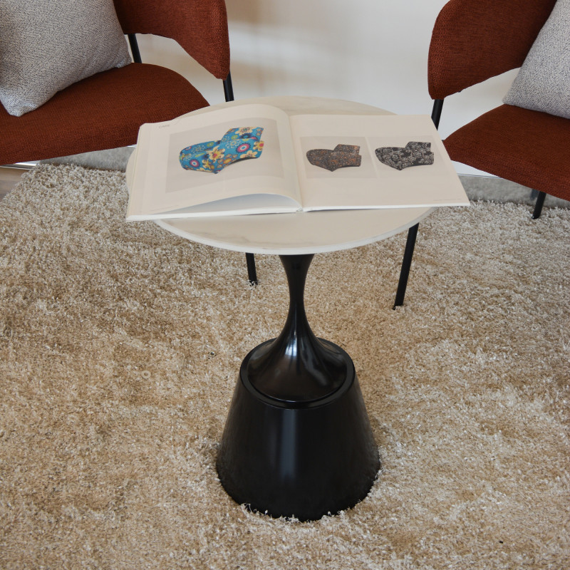 Tavolino Soleil pietra bianca effetto marmo base nera moderno