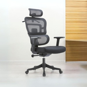 Poltrona ufficio Pumo nera schienale rete e poggiatesta regolabile