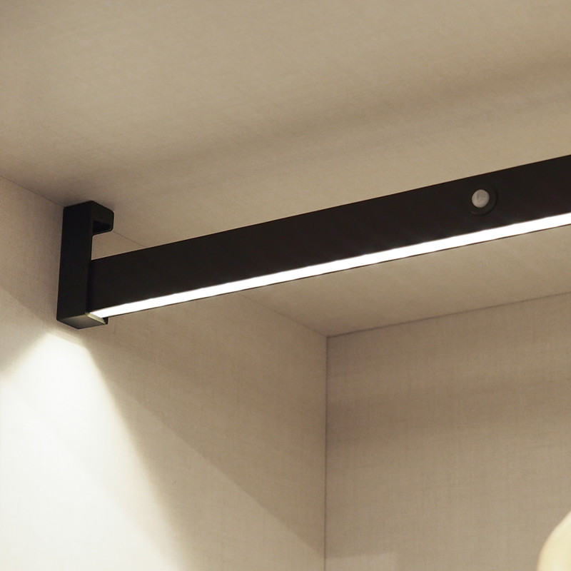 Emuca Barra Appendiabiti per armadi con luce LED Castor, batteria estraibile e sensore di movimento, L558 mm, Tecnoplastica e al