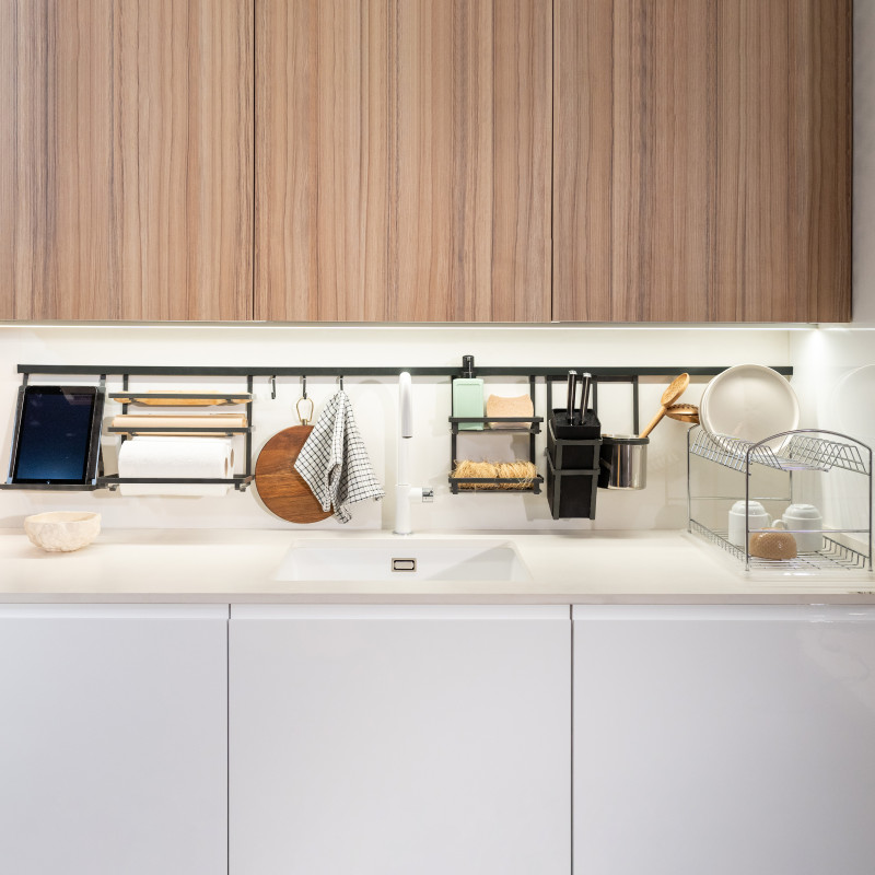 Lotto di 2 Zoccolo da cucina Plasline con accessori, altezza 100 mm, 2 barre lunghezza 2,35 m, Tecnoplastica, Nera