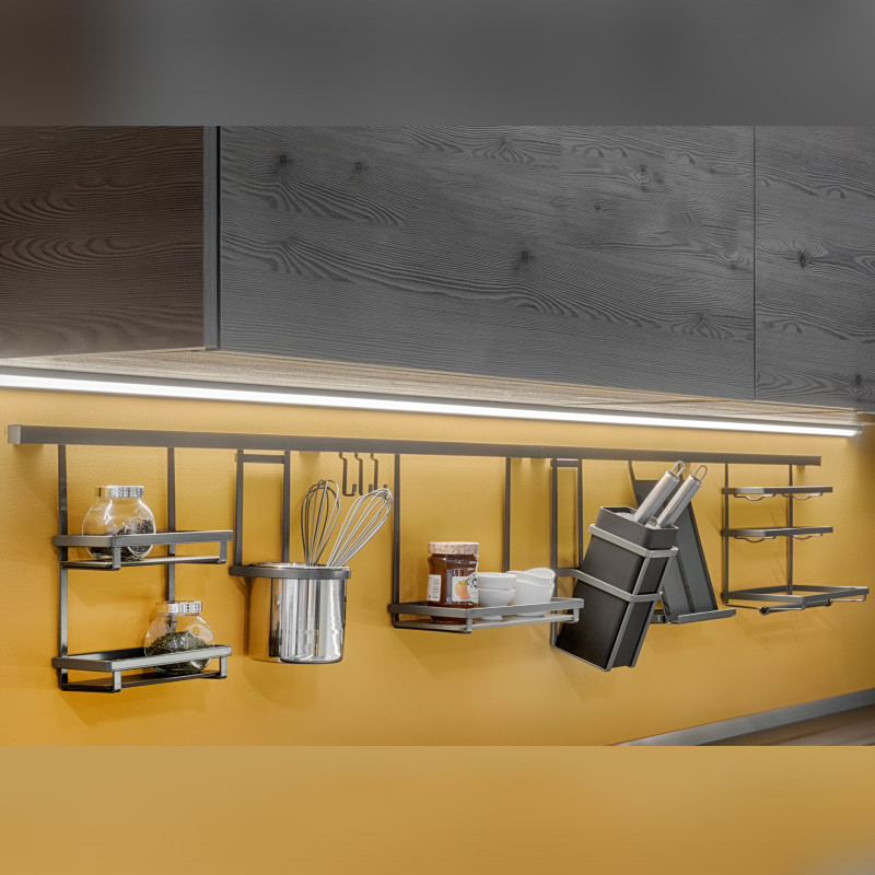 Lotto di 2 Zoccolo da cucina Plasline con accessori, altezza 100 mm, 2 barre lunghezza 2,35 m, Tecnoplastica, Nera