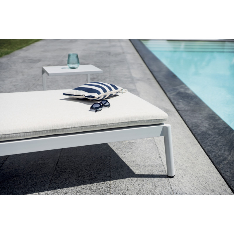 Lettino Porto Ceramica Vo Alluminio Bianco E Cuscino Idrorepellente Bianco Con Ruote Moia
