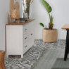 Credenza Miranda con 2 ante e 3 cassetti in legno massiccio bianco con top pino