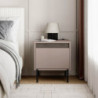 Comodino Mott con cassetto tortora e dark coffee con dettaglio decorativo