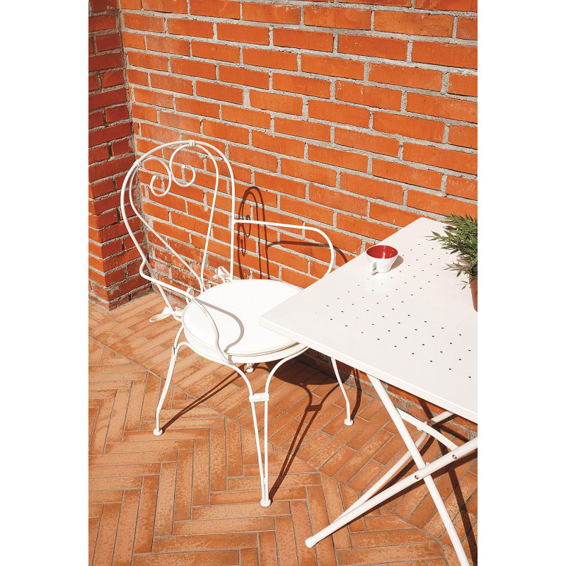 Set Tavolo Peschiera + 2 Poltrone MOIA con braccioli Sirmione impilabili in ferro avorio