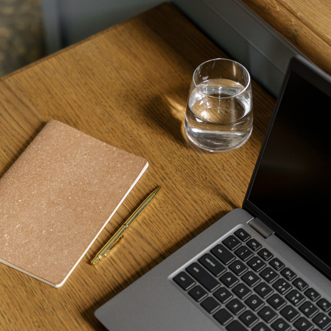 Smart working in soggiorno, una persona che prende appunti con laptop sul tavolino vicino al divano