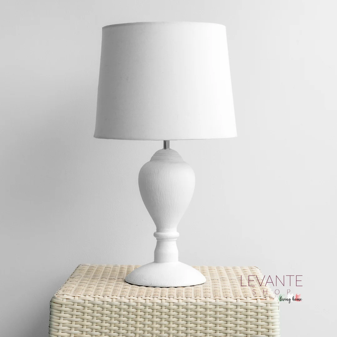 Lampada da tavolo su sfondo bianco